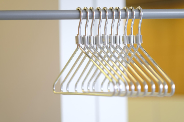 Installing shelf with drill — goedkoopste klusjesman Delft